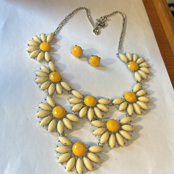 Charming Charlie Statement Necklace yellow Daisy design with matching earrings - Picture 3 of 4